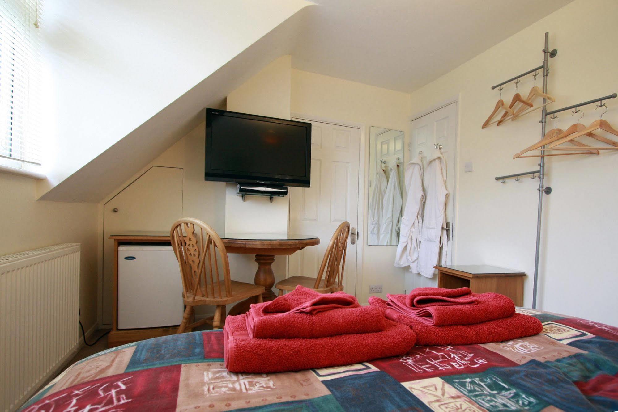 Abacus Bed And Breakfast, Blackwater, Hampshire Camberley Eksteriør billede